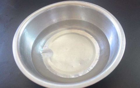 甲醛溶于水，難道家里面放盆水就可以除甲醛了嗎？