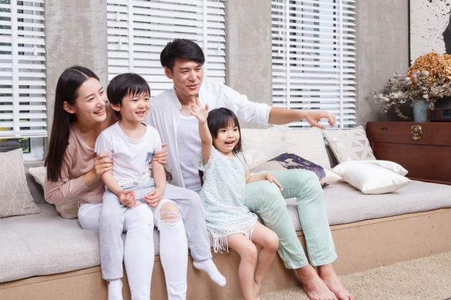 攝圖網_500432178_banner_看電視的一家人（企業商用）